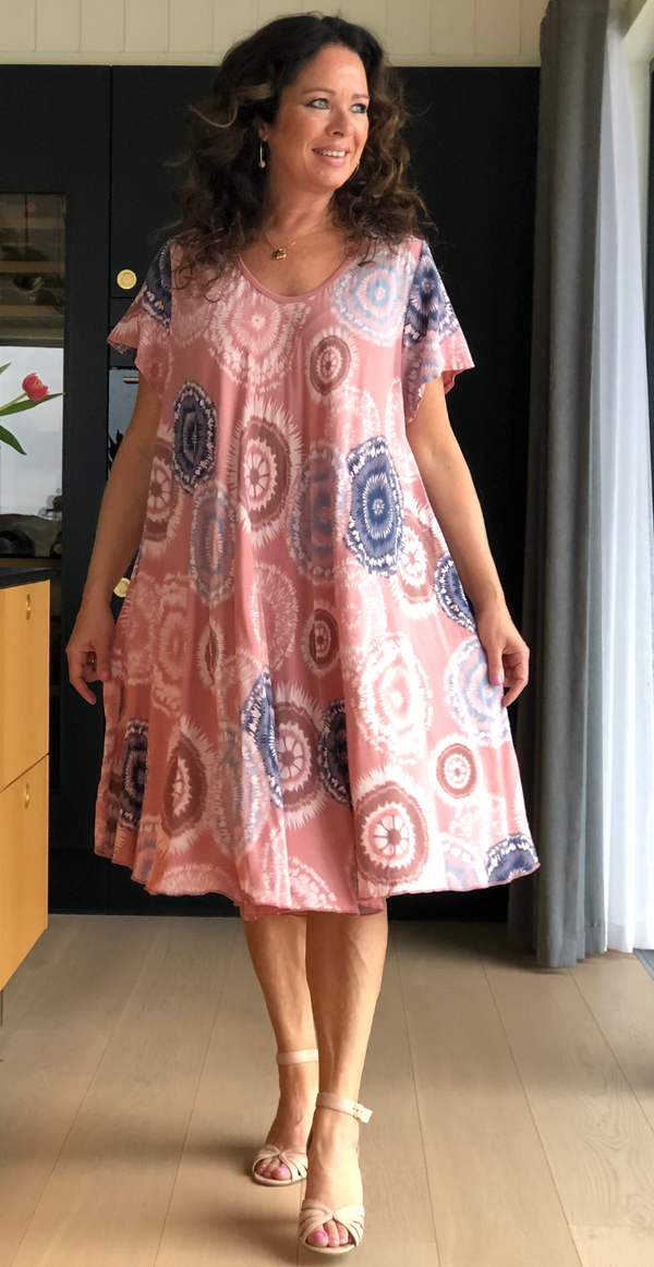 June kjole I a-farm med cirkel mønster i farven rosa - LikeLondon