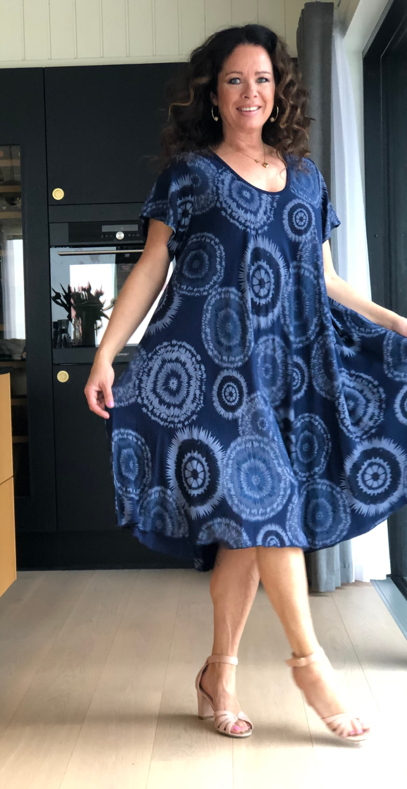 June kjole med cirkelmønster navy LikeLondon