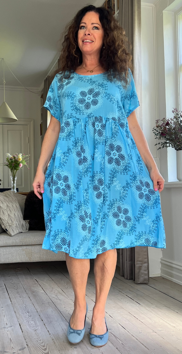 Millie kjole med lommer blå LikeLondon