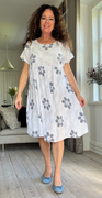 Millie kjole med mønster og lommer hvid LikeLondon