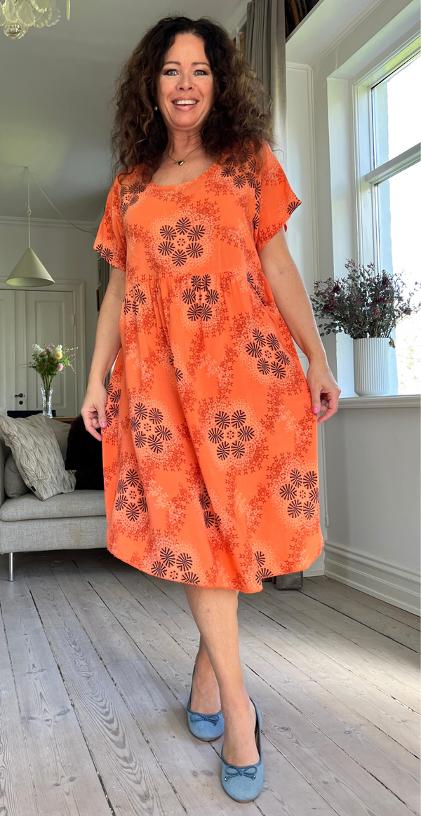 Millie kjole med lommer orange LikeLondon