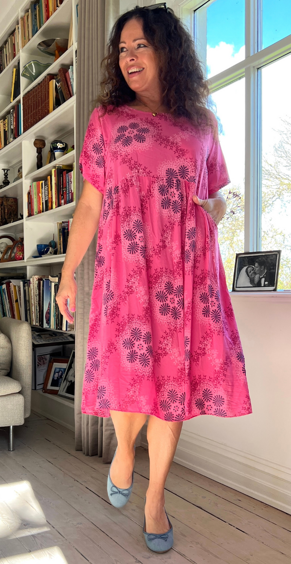 Millie kjole med lommer pink likelondon