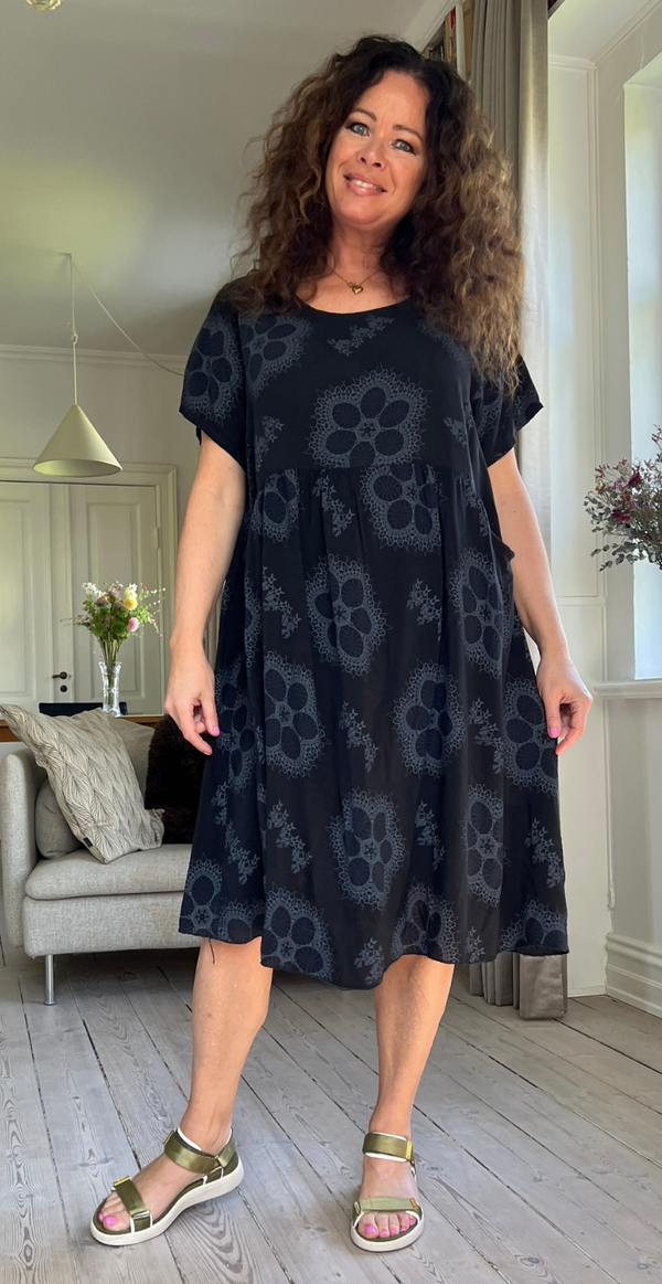 Millie kjole med lommer sort likelondon
