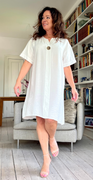 Kimi kortærmet kjole med bronzeknap hvid LikeLondon