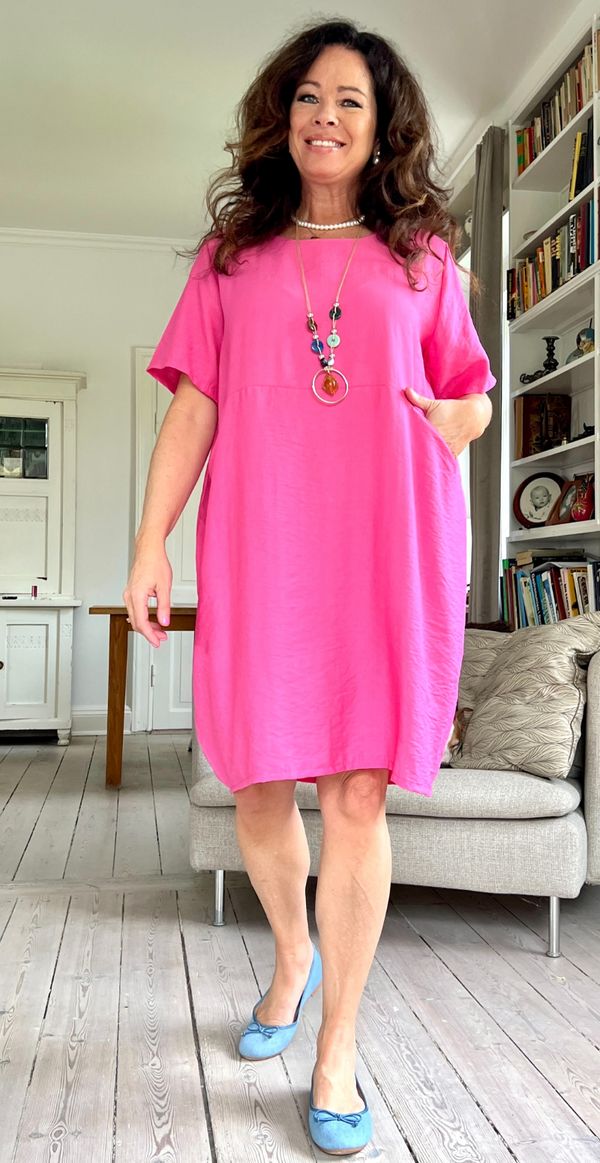 Elin kjole med lommer og halskæde pink LikeLondon