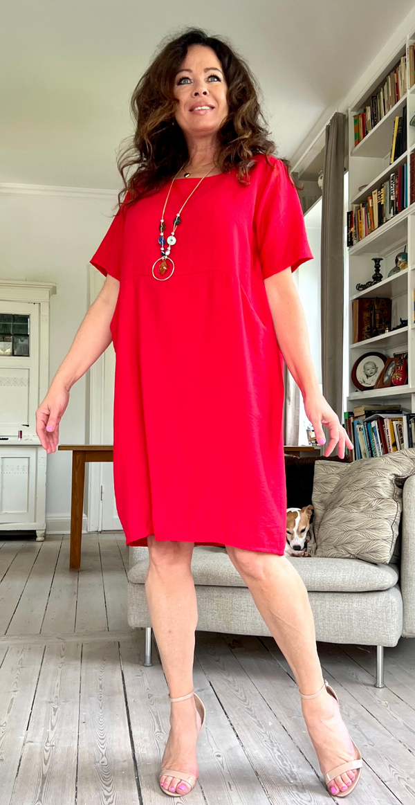 Elin kjole med lommer og halskæde rød LikeLondon