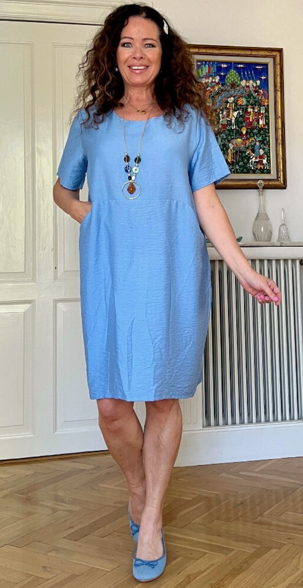 Kjole med lommer og halskæde lysblå
