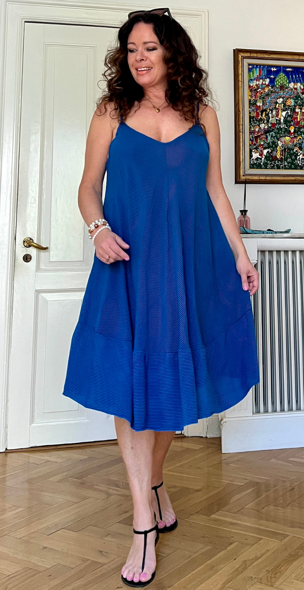 Drew kjole med striber royal blue likelondon
