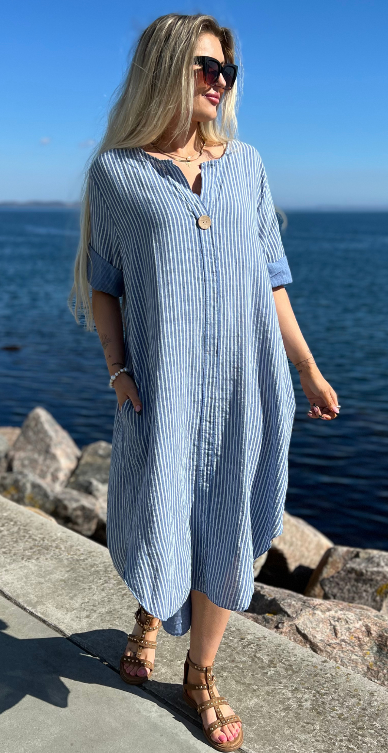 ibi kjole i bomuld med denimblå striber og lommer likelondon