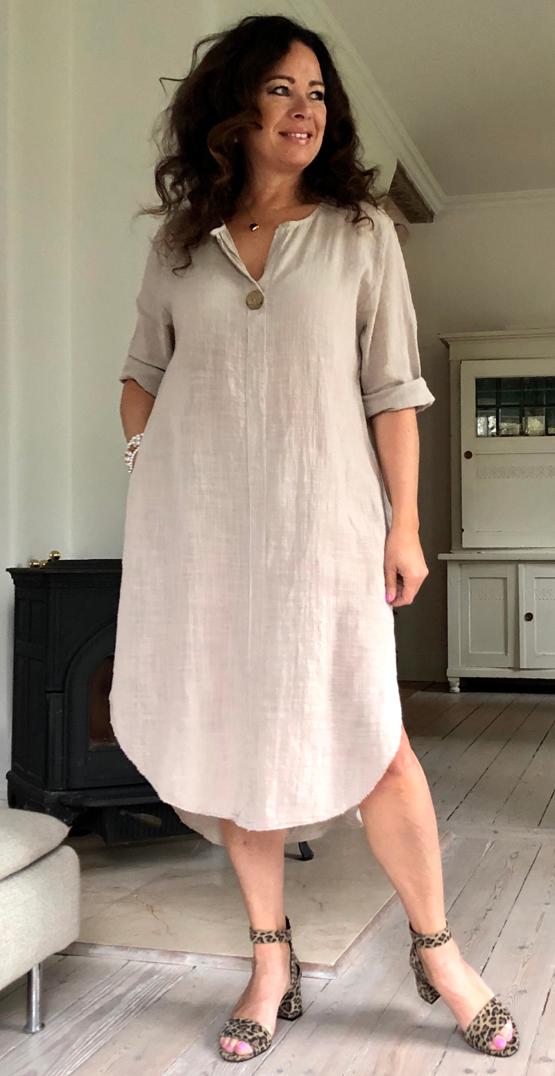 Ibi kjole med lommer beige likelondon