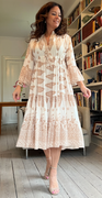 Frida kjole med print og vidde hvid LikeLondon