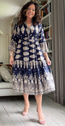 Frida kjole med print og vidde navy LikeLondon