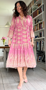 Frida kjole med print og vidde rosa LikeLondon