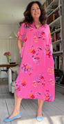Forudbestilling uge 20 Bjørk kjole med blomsterprint og lommer pink LikeLondon