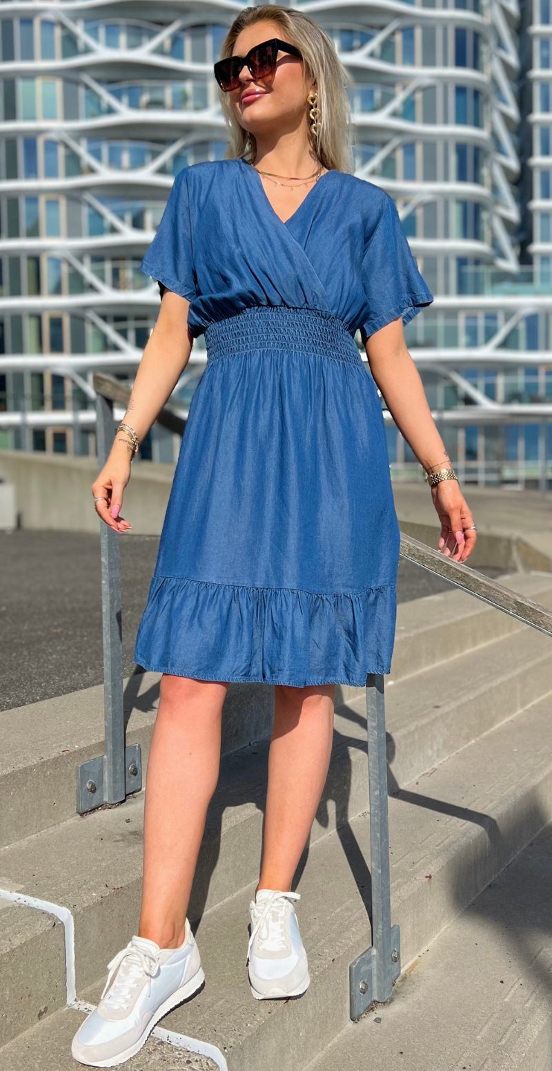 kort denim kjole med smock I taljen og korte ærmer