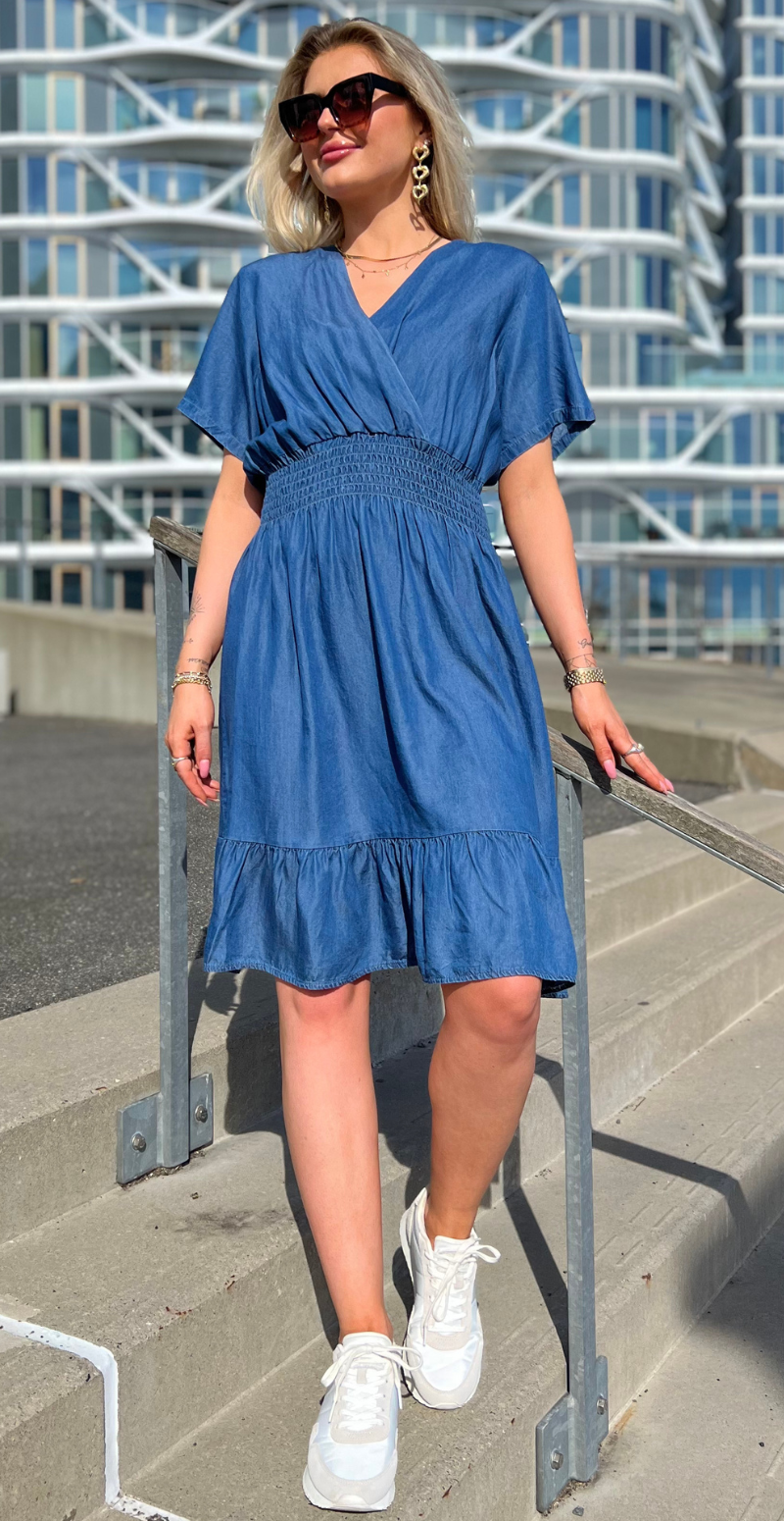 kort sabi denim kjole med korte ærmer og smock i taljen likelondon