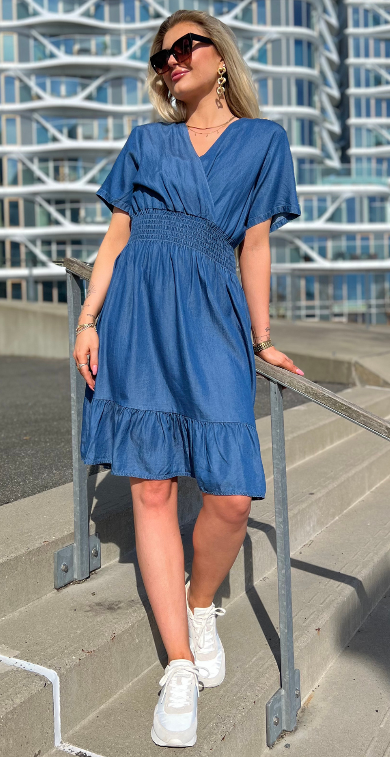 kort sabi denim kjole med korte ærmer og smock