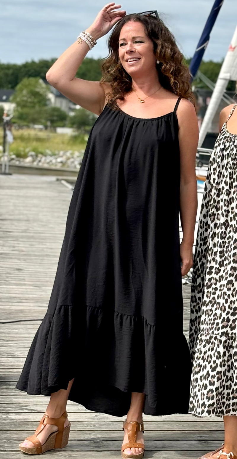 Lang stropkjole med peplum sort