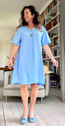 Kimi kortærmet kjole med bronzeknap lysblå LikeLondon