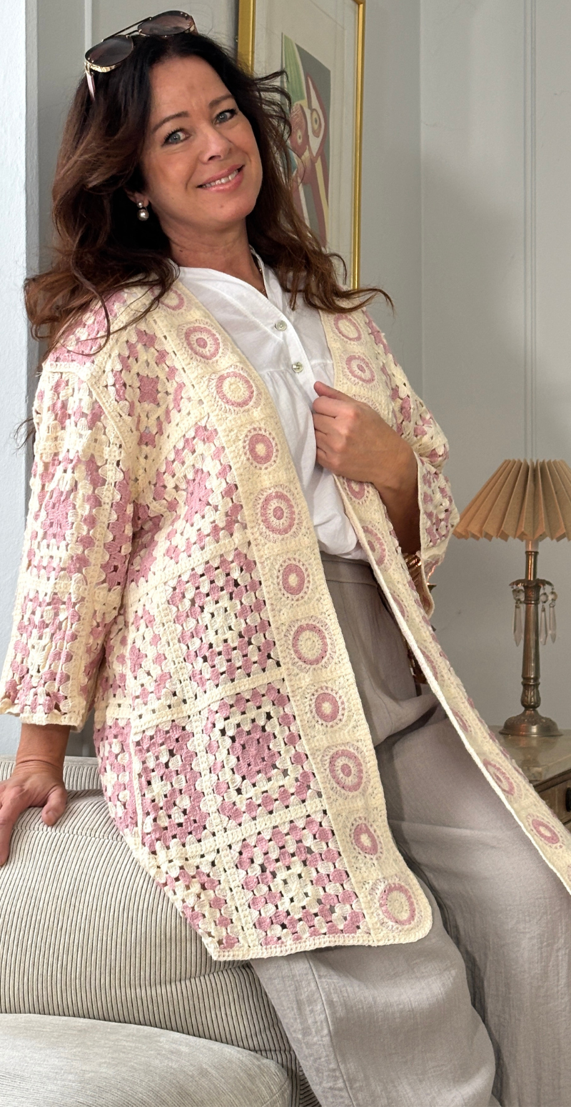 Mio mellemlang cardigan med hæklet firkanter rosa LikeLondon