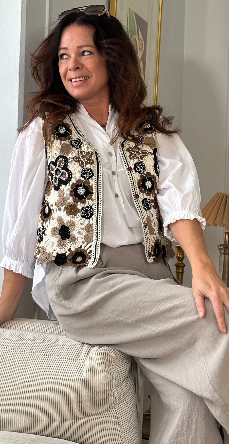 Thedora kort vest med hæklet blomster brun LikeLondon