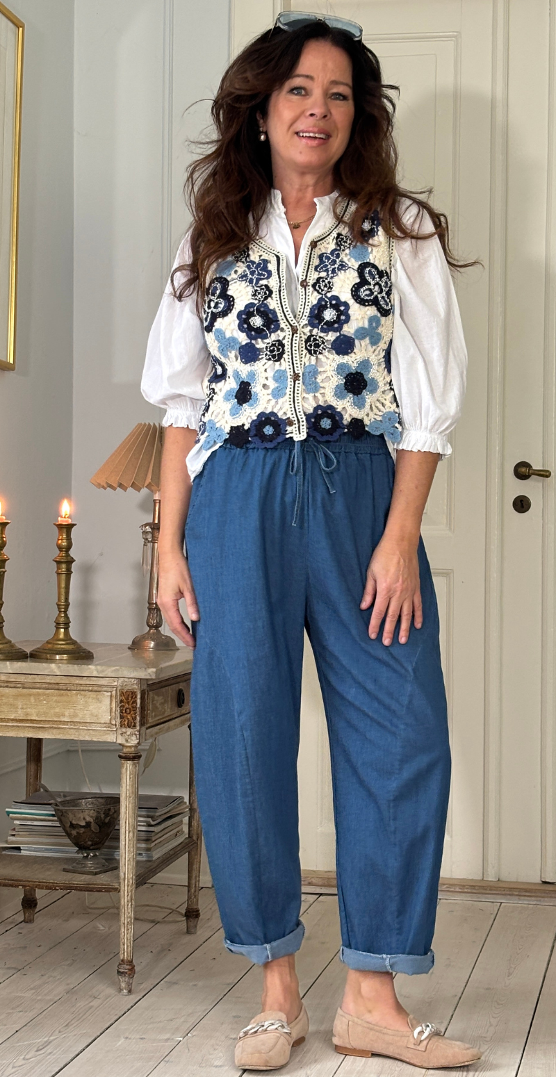Thedora kort vest med hæklet blomster blå LikeLondon