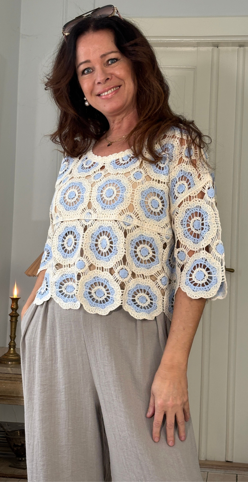 Edina kort hæklet bluse med mønster lysblå LikeLondon