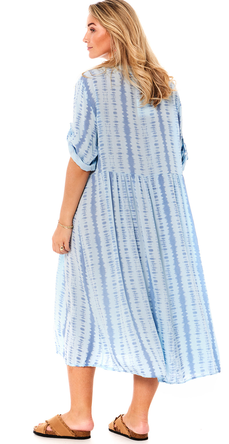 Ester kjole med tie-dye print lysblå Likelondon