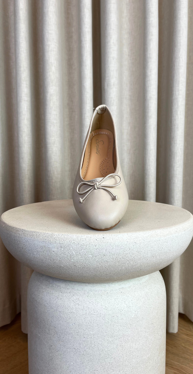 beige ballerinaer med sløjfe foran forfra likelondon shoes