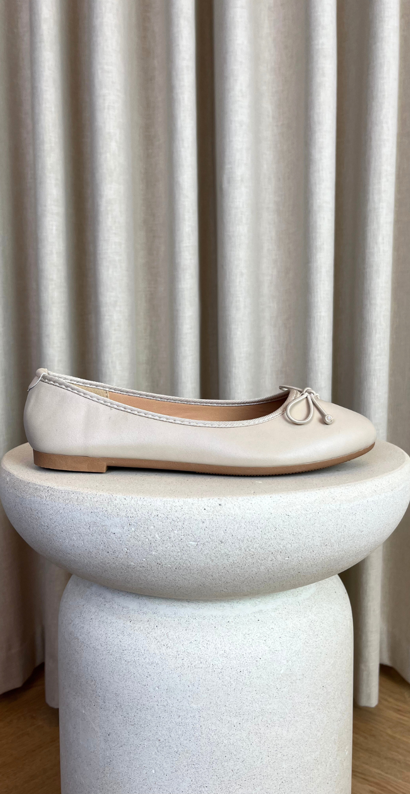 beige ballerinaer med sløjfe foran likelondon shoes