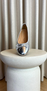 sølv ballerina med sløjfe foran forfra likelondon shoes