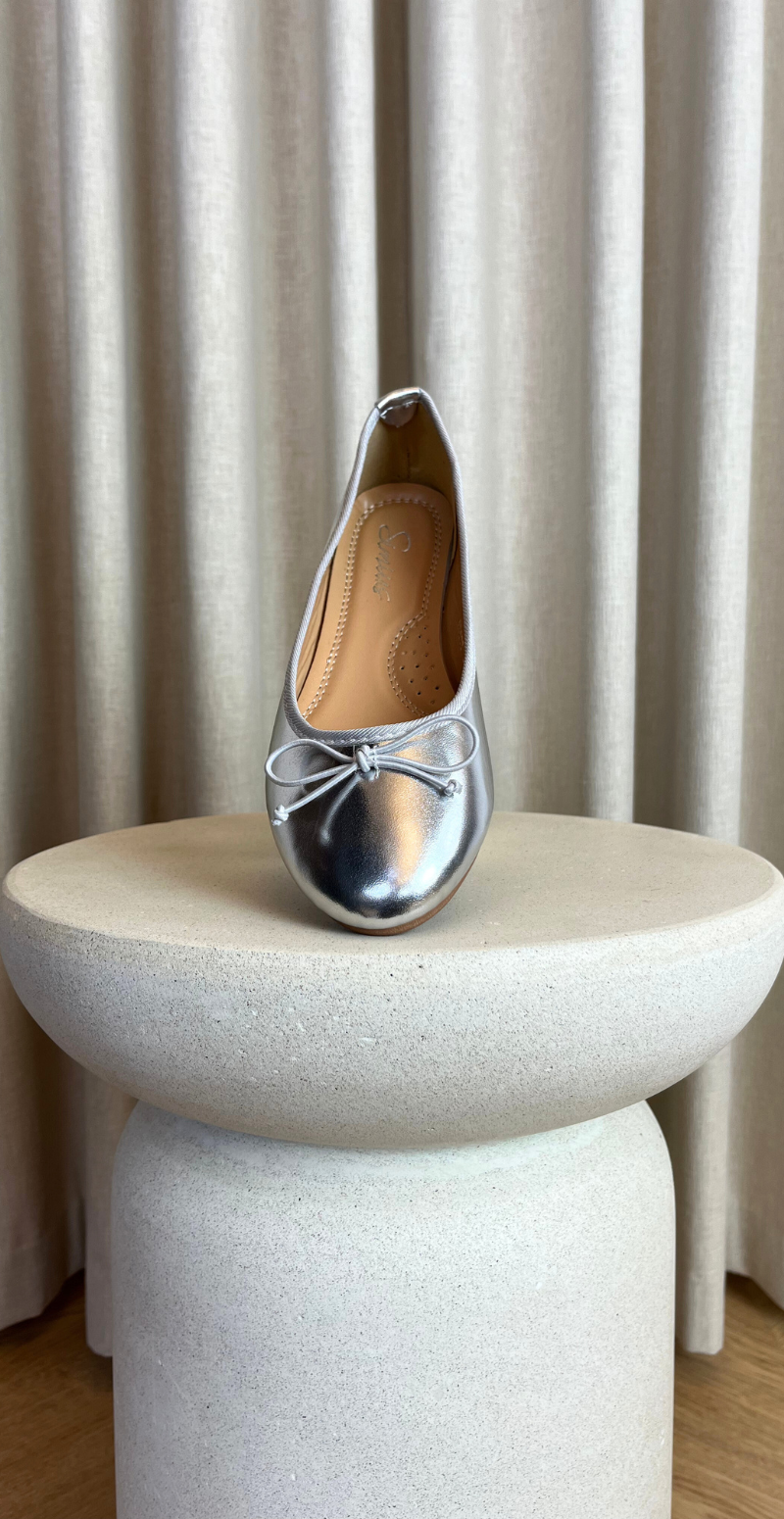 sølv ballerina med sløjfe foran forfra likelondon shoes