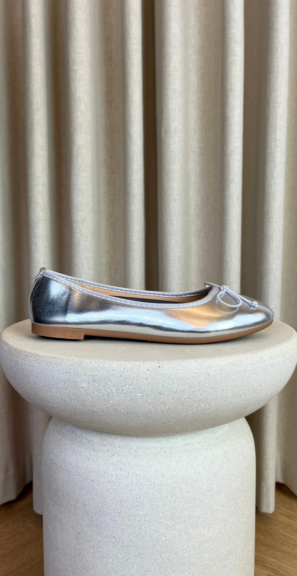 sølv ballerina med sløjfe foran likelondon shoes