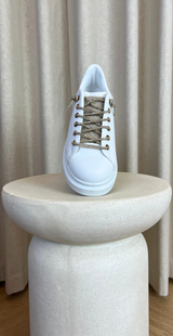 hvide sneakers med guld snørebånd forfra likelondon shoes