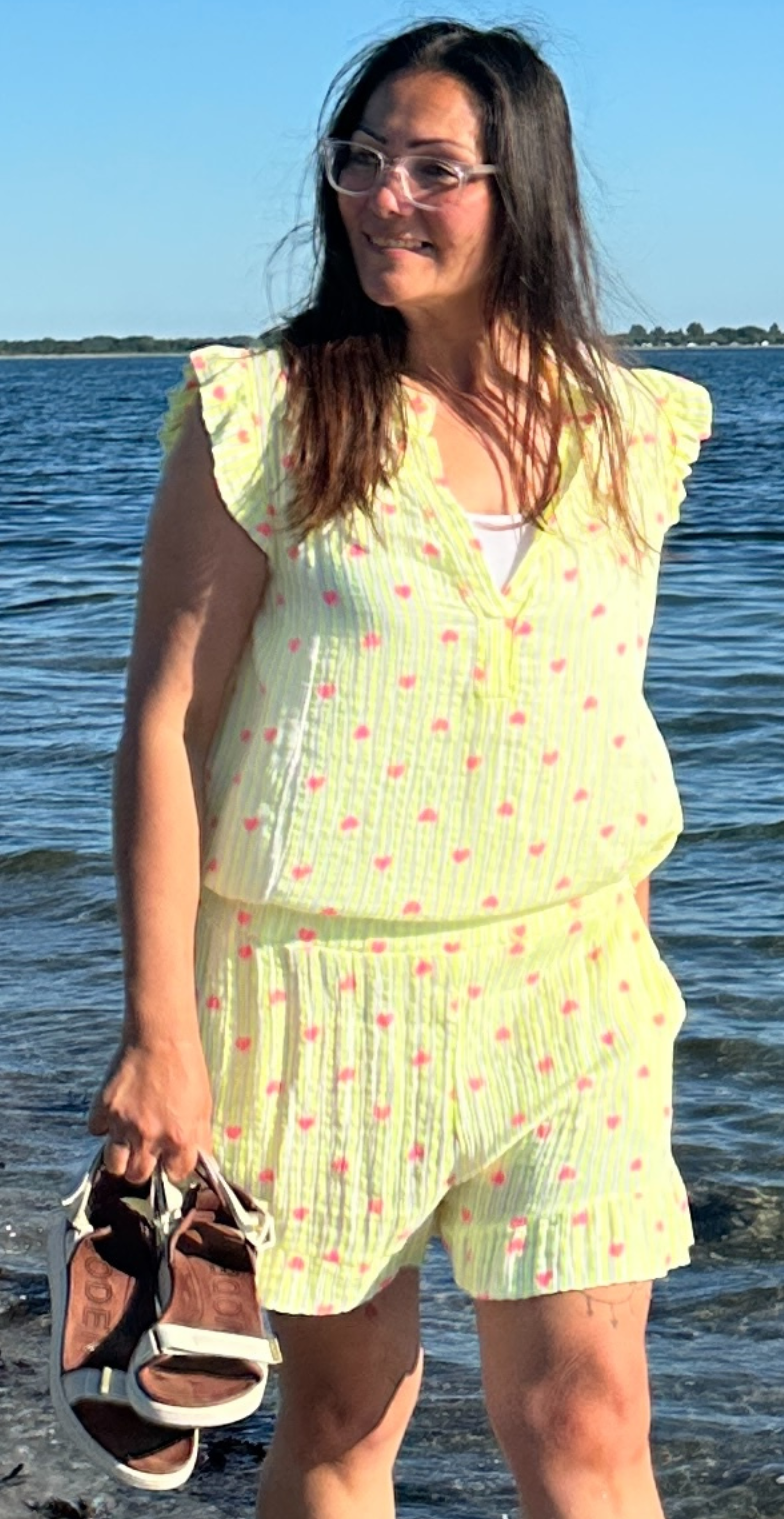 Cheri bluse med hjerter og flæseærmer gul LikeLondon by Christina