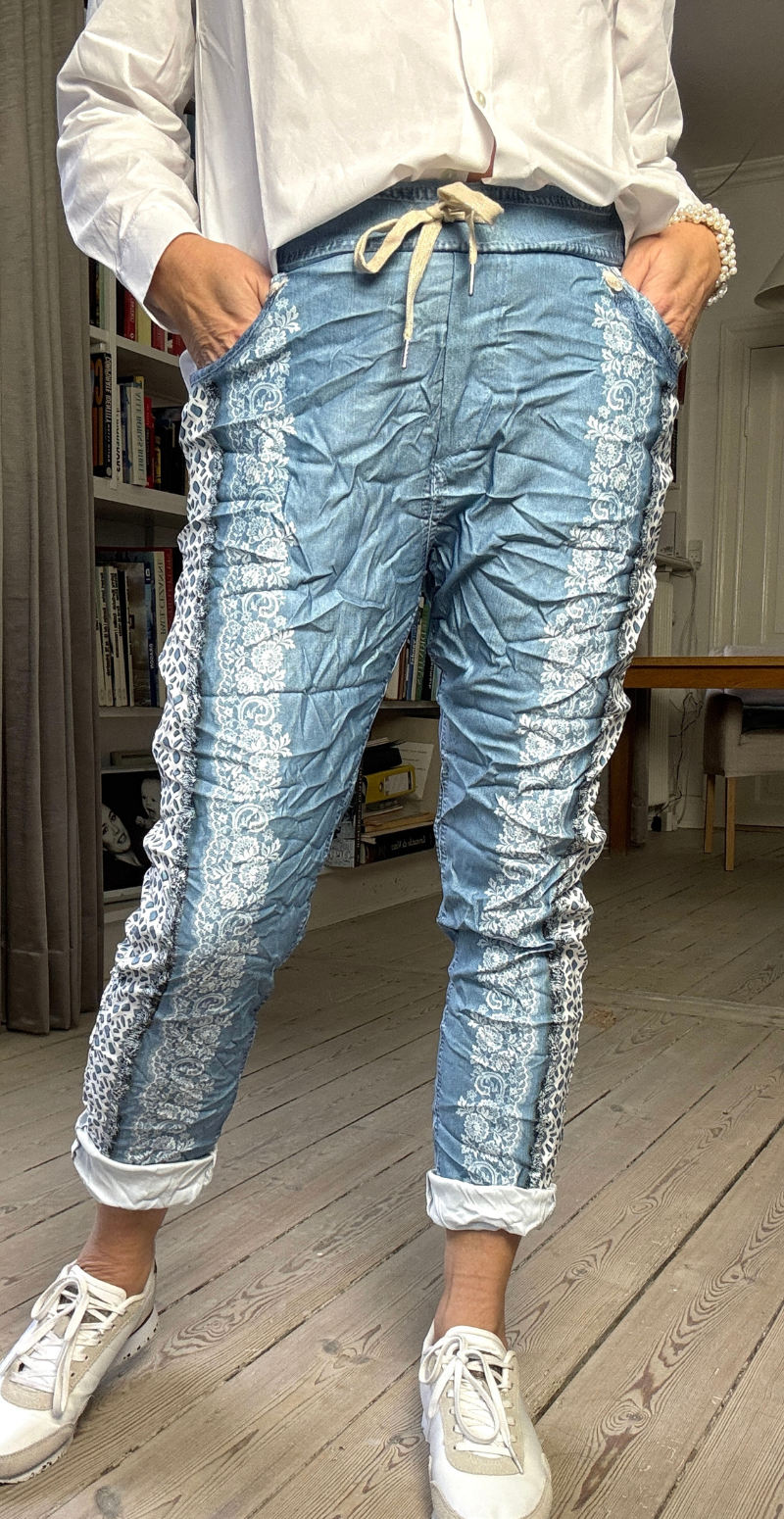 Forudbestil uge 8 Sisse bukser med blondemønster blå/blonder LikeLondon