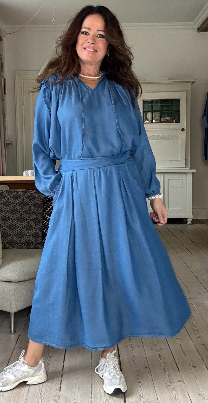 Elma denim bluse med flæsekant medium jeans LikeLondon