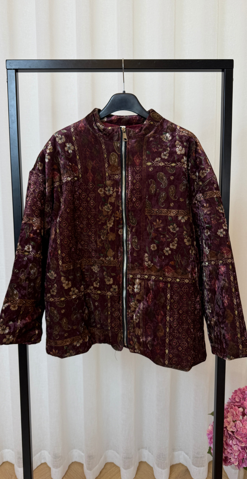 Sibylle jakke i velour med lynlås og blomsterprint bordeaux LikeLondon