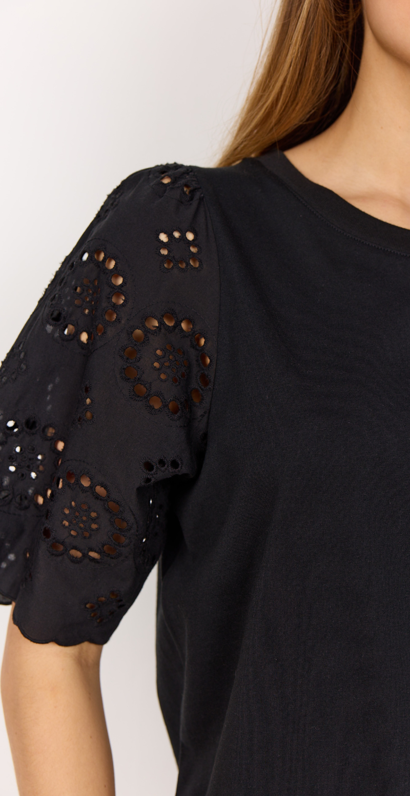 Fleur bluse med broderi anglaise på ærmerne sort