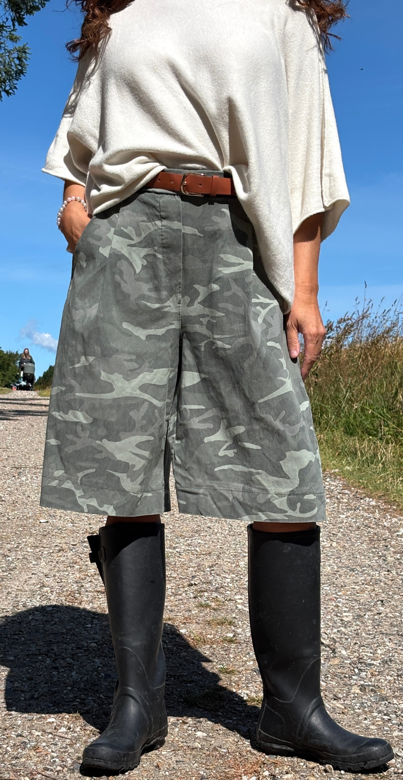 Emma bermuda shorts med camouflage og bælte khaki LikeLondon