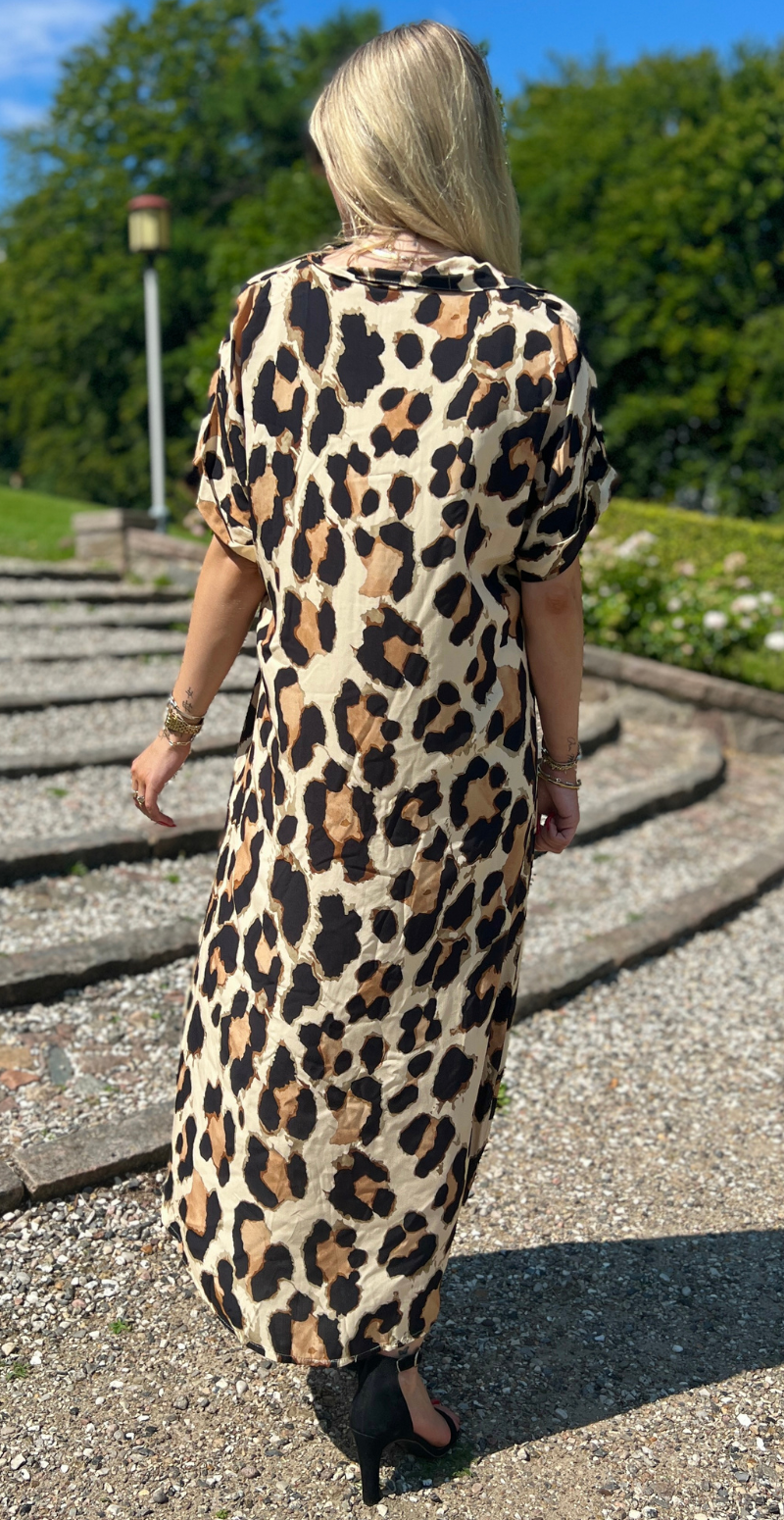 Elly lang kjole med leopard print og V-udskæring LikeLondon