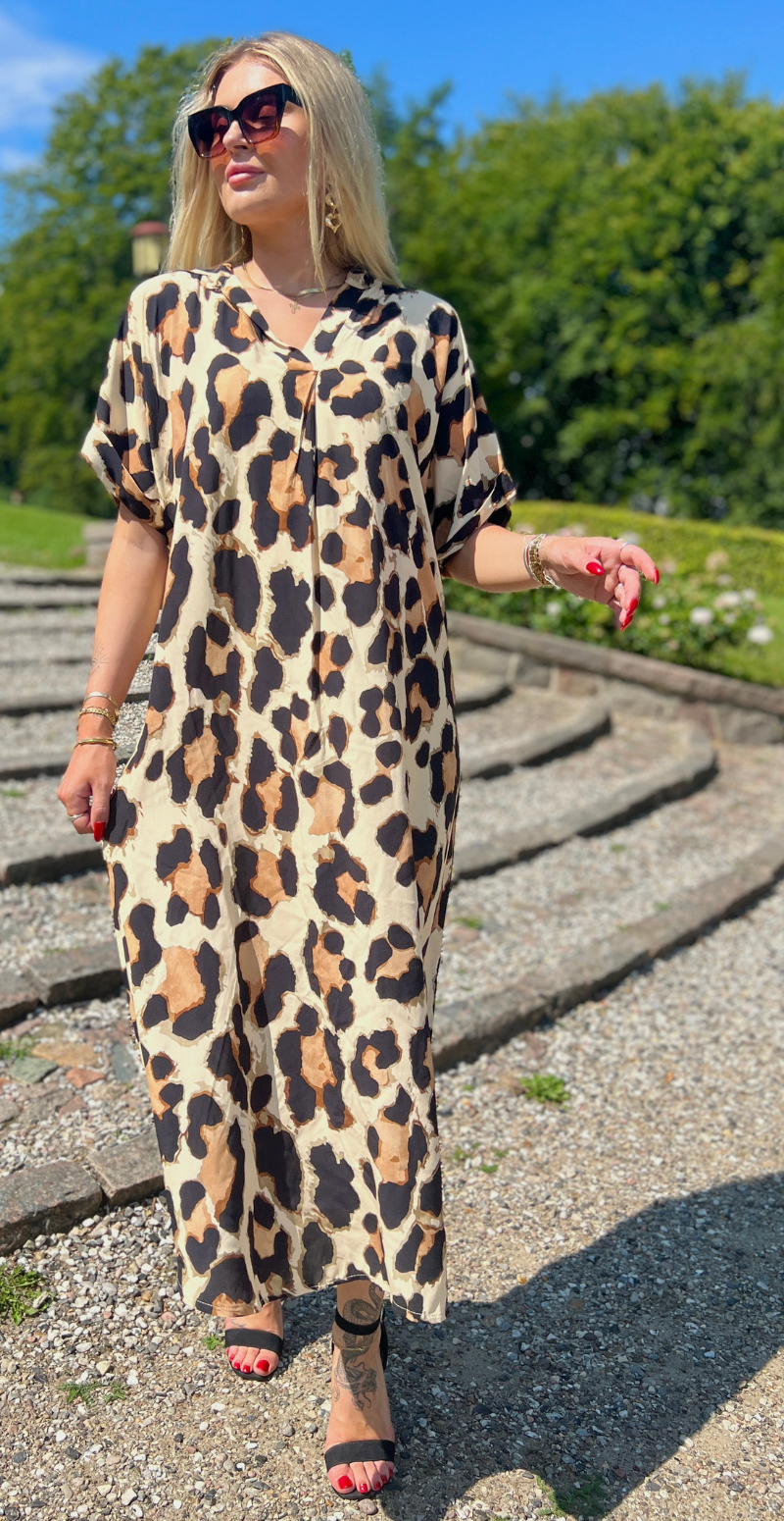 Elly lang kjole med leopard print og V-udskæring LikeLondon