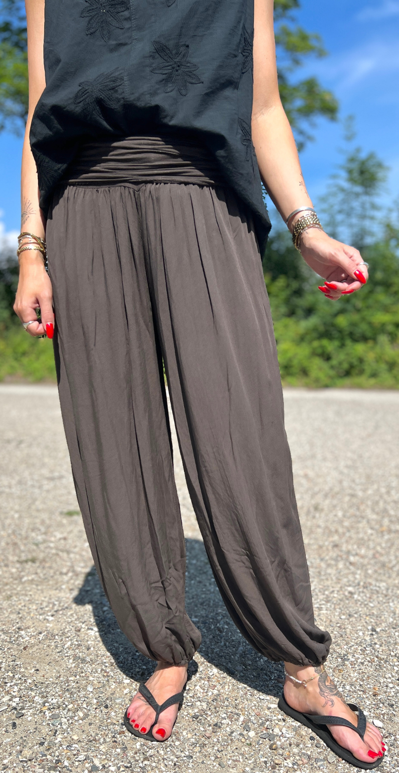 Jill buks med elastik ved talje og fod mørkbrun LikeLondon