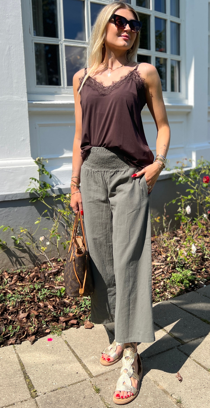 Sally 7/8 buks med bred elastik i taljen khaki Likelondon