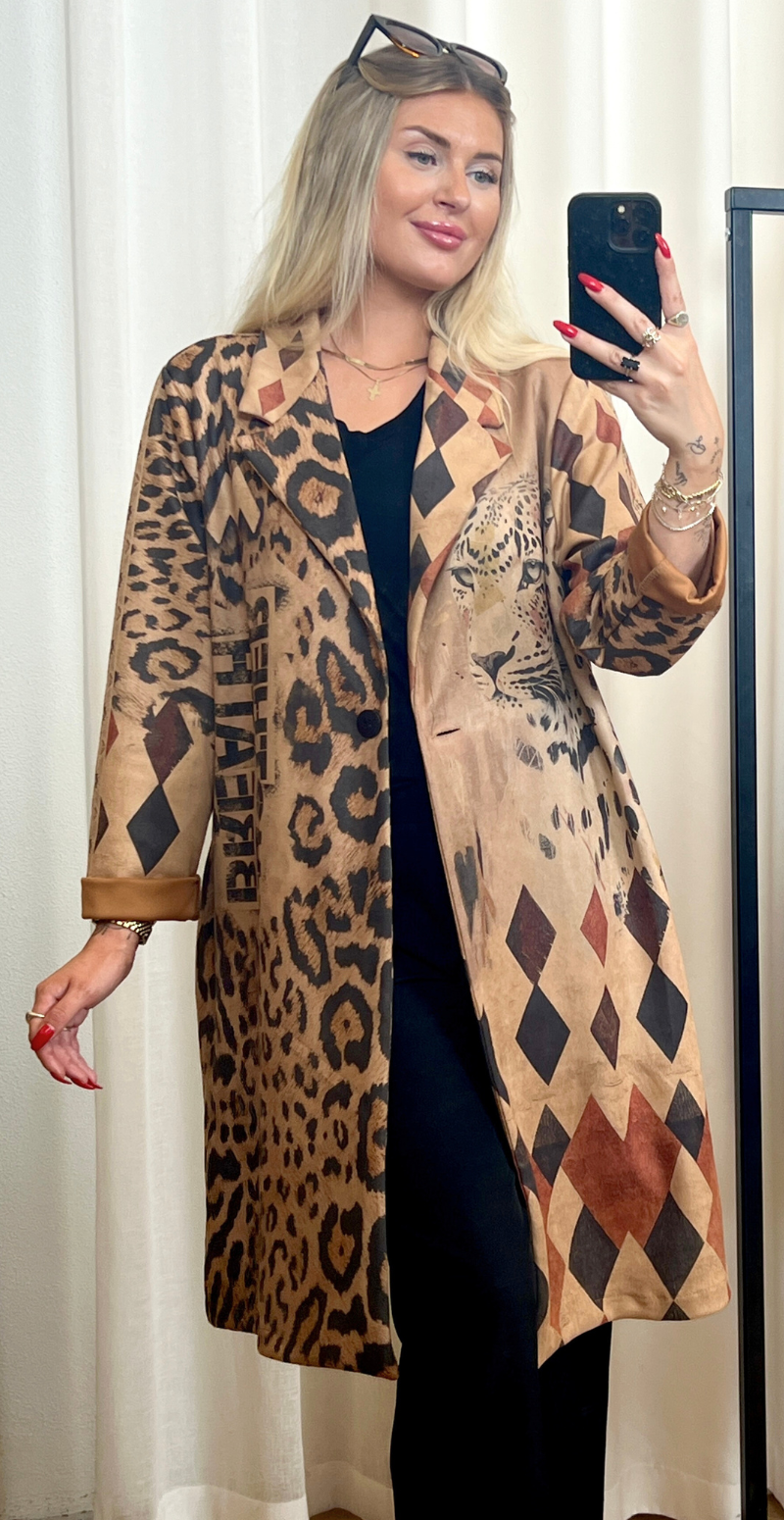 Katie jakke med leopard og harlekin mønster camel LikeLondon