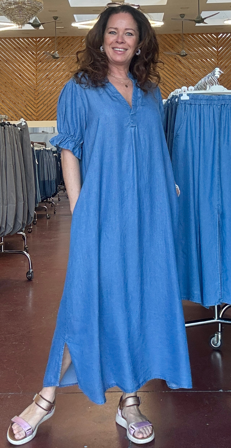 Antali lang kjole med v-hals og puf ved ærmet medium jeans LikeLondon