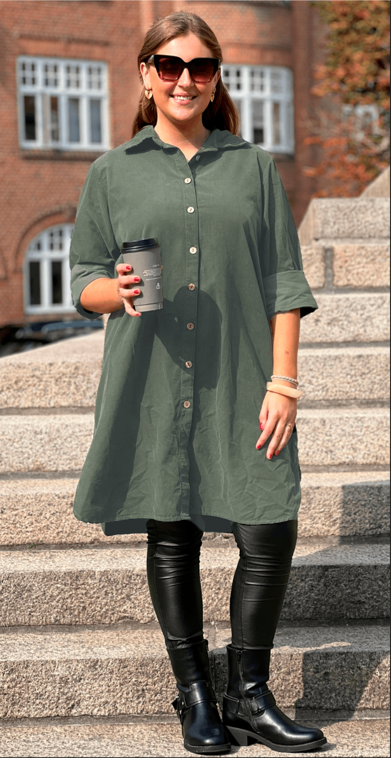 Forudbestil uge 3 Danica fløjls kjole-tunika med knapstolpe light militare LikeLondon