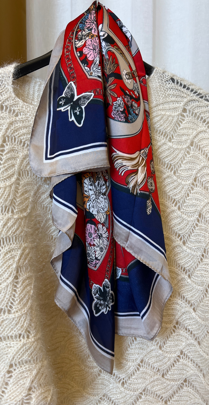 Tørklæde med blomster mønster og kæder rød LikeLondon