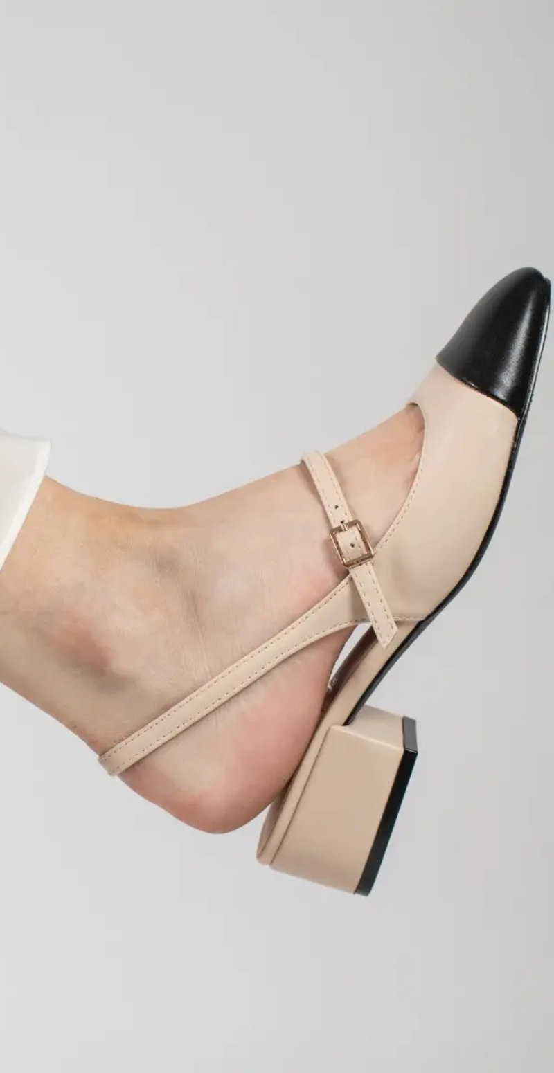 Sandal med blokhæl og spænde