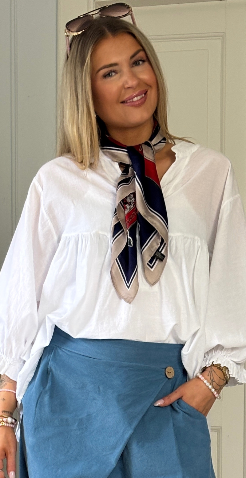 Tørklæde med blomster mønster og kæder rød LikeLondon